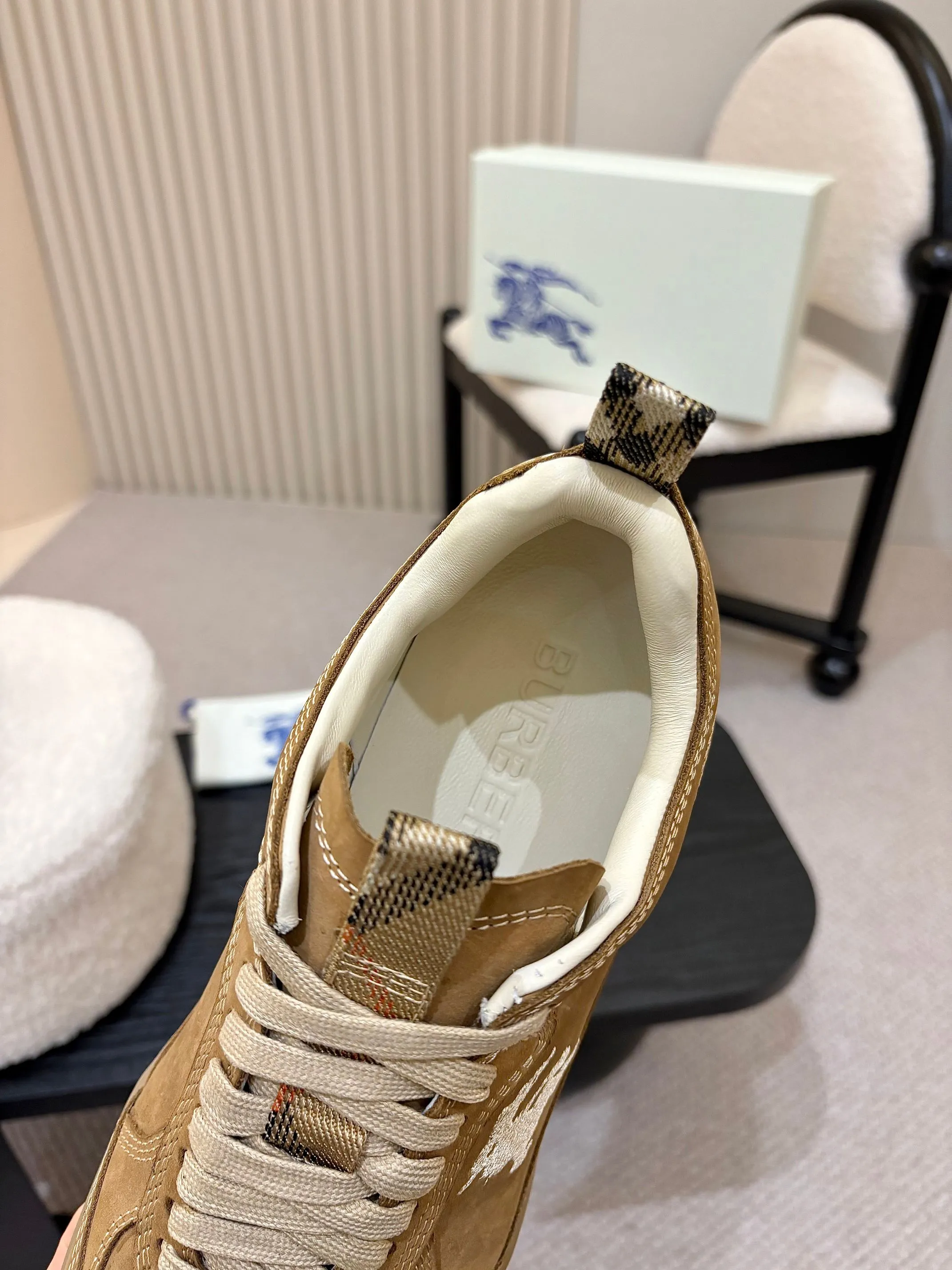 Men's shoes 💰640 Burberry's popular casual sneakers, debuted at the brand's 2025 summer fashion show. Made of refined Italian leather with tonal topstitching details, it's inspired by sporty design. Paired with lightweight soles and Burberry checkered shoe tabs, embellished with embroidery of the brand's Equestrian Knight logo (EKD) ✅Fabric: frosted/grained cowhide ✅Lining: sheepskin ✅Outsole: ultra-light rubber sole ✅Color: black/white/apricot available ✅Size: Men's 39-46 (45, 46 customized)